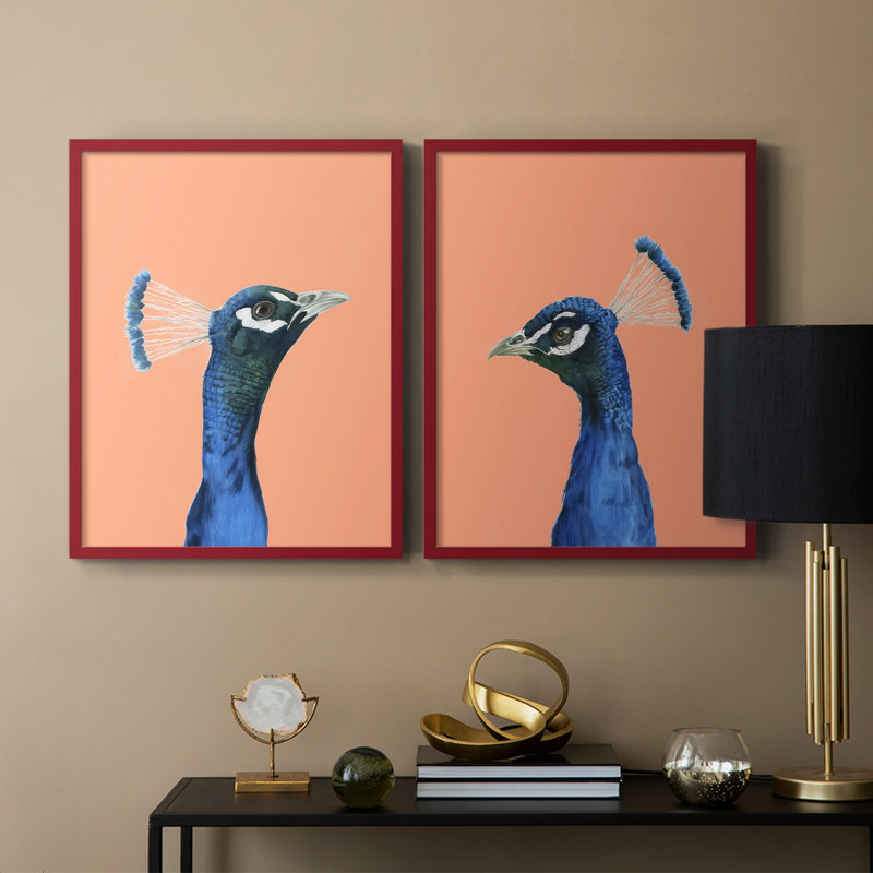 «Peach Peacock Portrait I», reproduction encadrée de qualité supérieure - prête à être accrochée - aucun clou requis - aucun clou requis