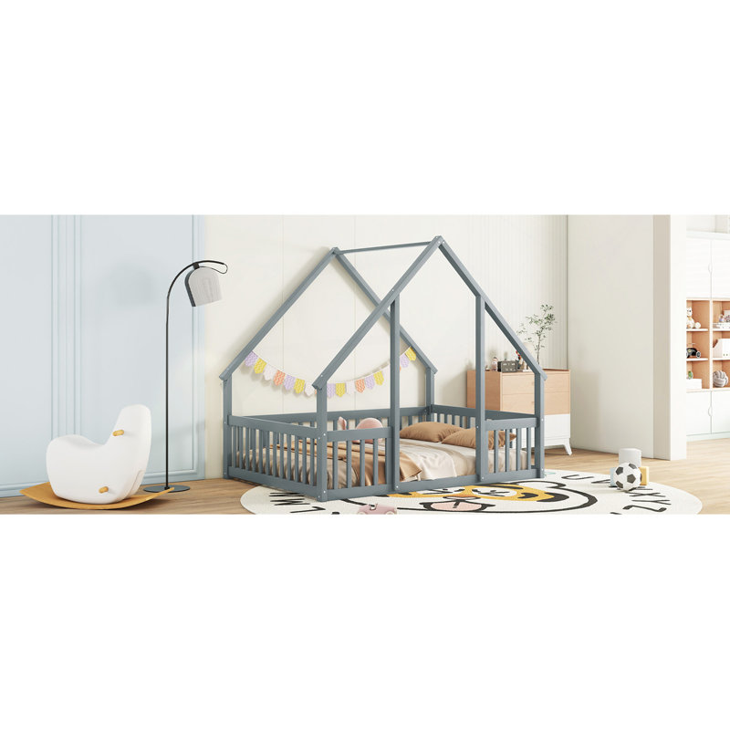 Lit double en bois en forme de maison avec clôture, garde-corps