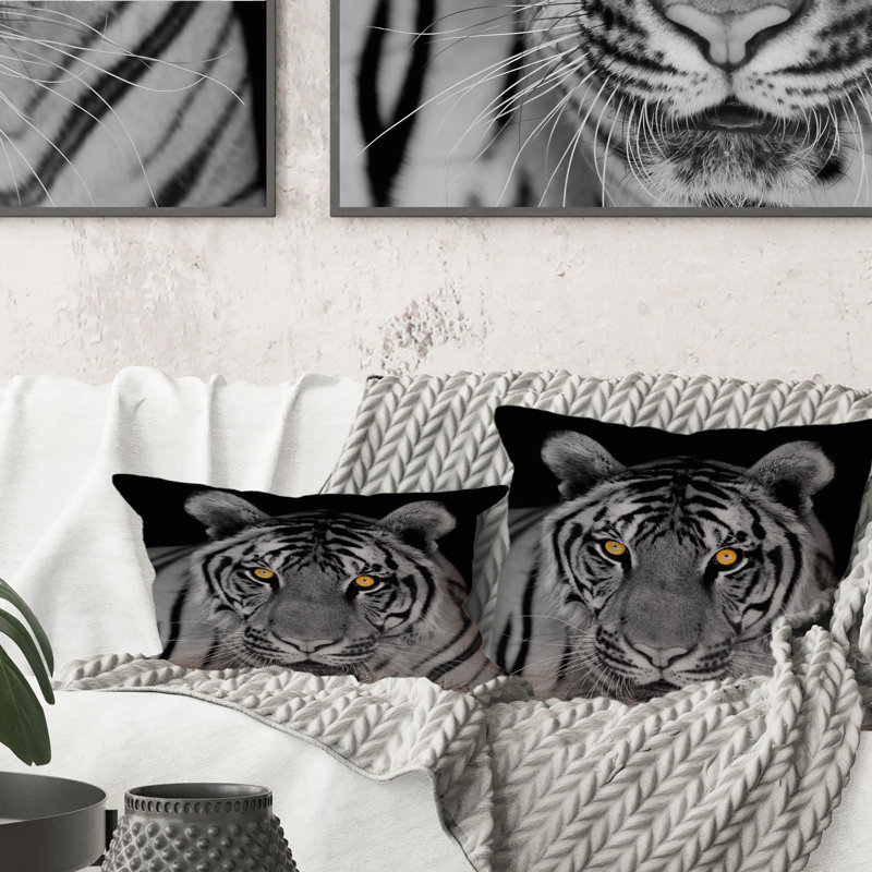 Portrait monochrome d'un tigre blanc II - Coussin décoratif à imprimé traditionnel, 18 po x 18 po