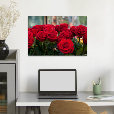 Gros plan de roses rouges dans un bouquet pendant le Festival de Sant Jordi, Barcelone, Espagne, abstrait, contemporain, fleur, paysage, art