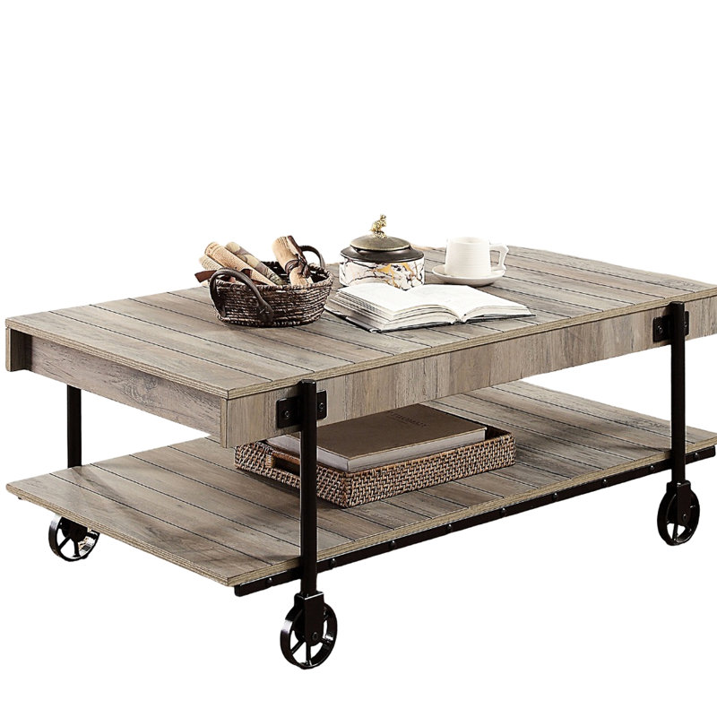 Table basse de style industriel 1pc avec une tablette inférieure ouverte, une prise visuelle en bois reproduite, des pieds en forme de roulette, des caractéristiques de style de lattes, un ton naturel et un abat-jour noir, un concept d'une hauteur de 18 po,