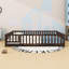 Grand lit sur pied avec rails et porte-1170966847