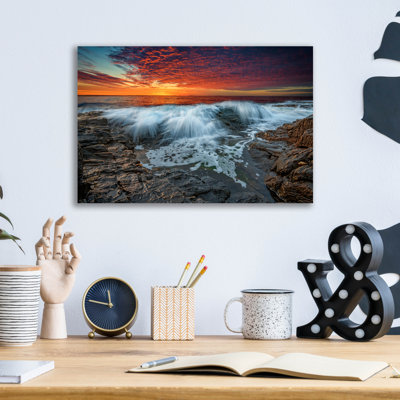 «Waves Crash at Day Break» par Rick Berk, verre acrylique Wal Art