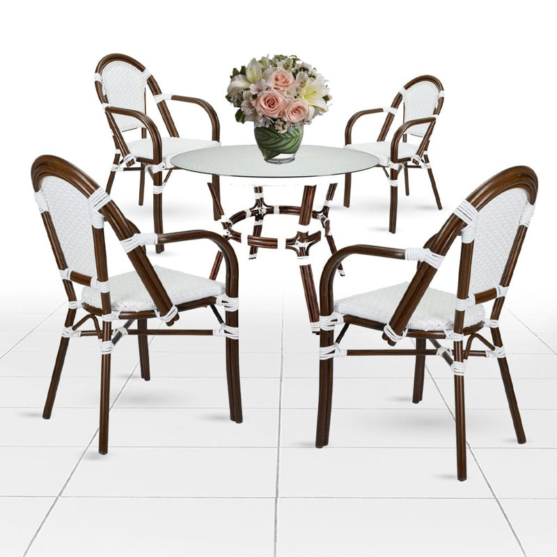 L'ensemble français comprend une table de 40 po et 4 chaises avec accoudoirs par Chivari, Blanc / Brun