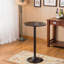 Table de bar ronde avec pieds et base en métal, jumelée à des tabourets de bar réglables en cuir reconstitué pour un ensemble de bar complet