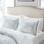 Très grand lit - coton, blanc avec broderie bleu foncé, édredon 100% surdimensionné et confortable, jupe de lit, 2 taies décoratives