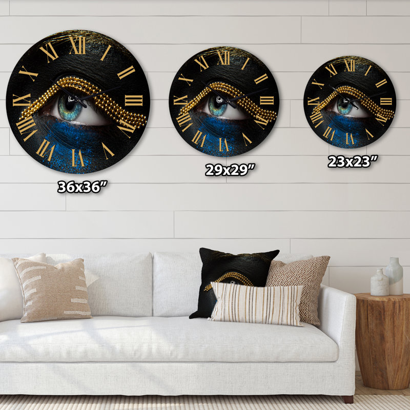 Horloge murale moderne avec yeux féminins et peau noire avec une chaîne en or, Moyenne