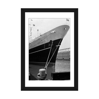 «1960 Bow of Leonardo Da Vinci Ship Tied Down to Dock With Man Scrubding Retracted Anchor» par Vintage Images - Toile tendue, estampe numérique sur toile tendue