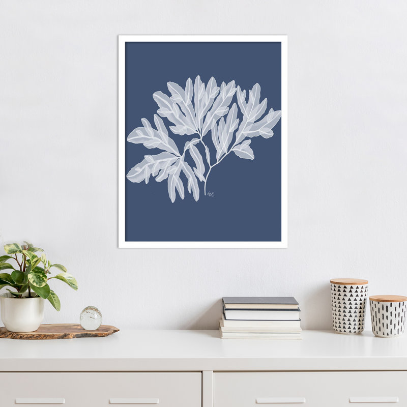 «Seaweed 4 White on Indigo Blue» par Fab Funky Wood, reproduction d'art encadrée, H 25 po x l 20 po