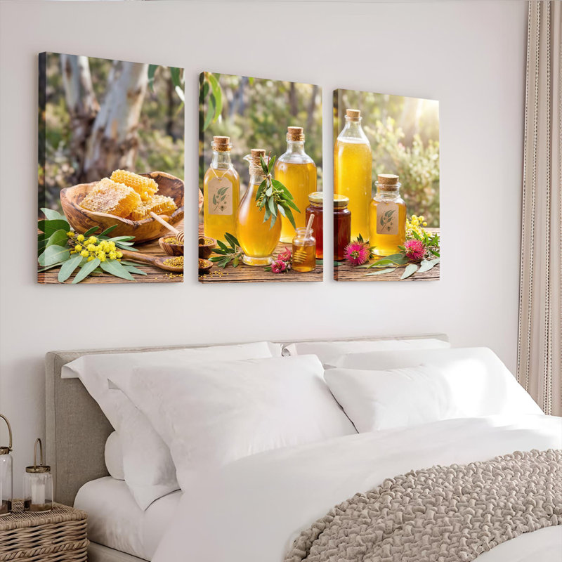 Ensemble de 3 tableaux sur toile représentant des bouteilles de miel et d'huile d'olive ornées de fleurs et de feuilles, 2436