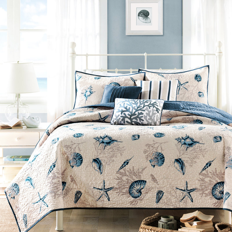 Courtepointe réversible en microfibre, très grand, bleu avec coquillage et coussins décoratifs plissés très grand corail