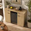 Meuble-bar moderne cannelé de 135 cm de large avec emplacement pour mini-réfrigérateur, tiroirs et pieds réglables — Mini-réfrigérateur non inclus