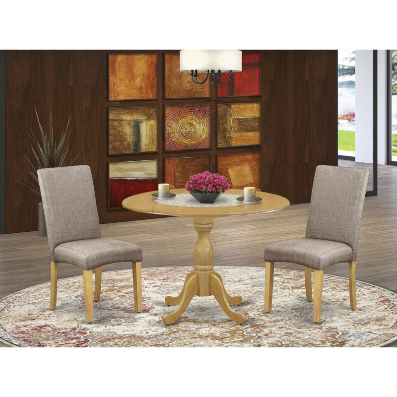 L'ensemble de table de salle à manger 3 pièces comprend une table de cuisine ronde avec Dropleaf et 2 chaises de salle à manger Parson en tissu kaki foncé, chêne
