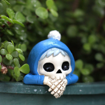 Décoration d'Halloween : Crâne mignon en résine, figurine de squelette à capuchon bleu avec chapeau, mini décoration de jardin ou de bureau pour l'Halloween, pot de fleurs, décoration intérieure