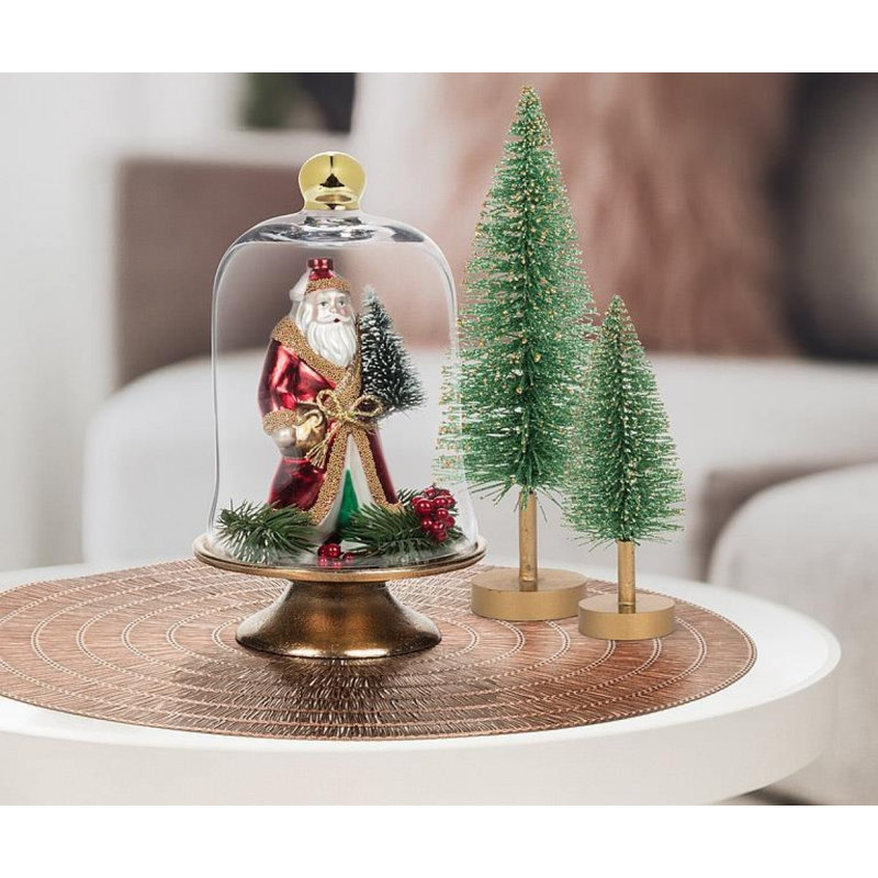 Père Noël tenant un ornement d'arbre