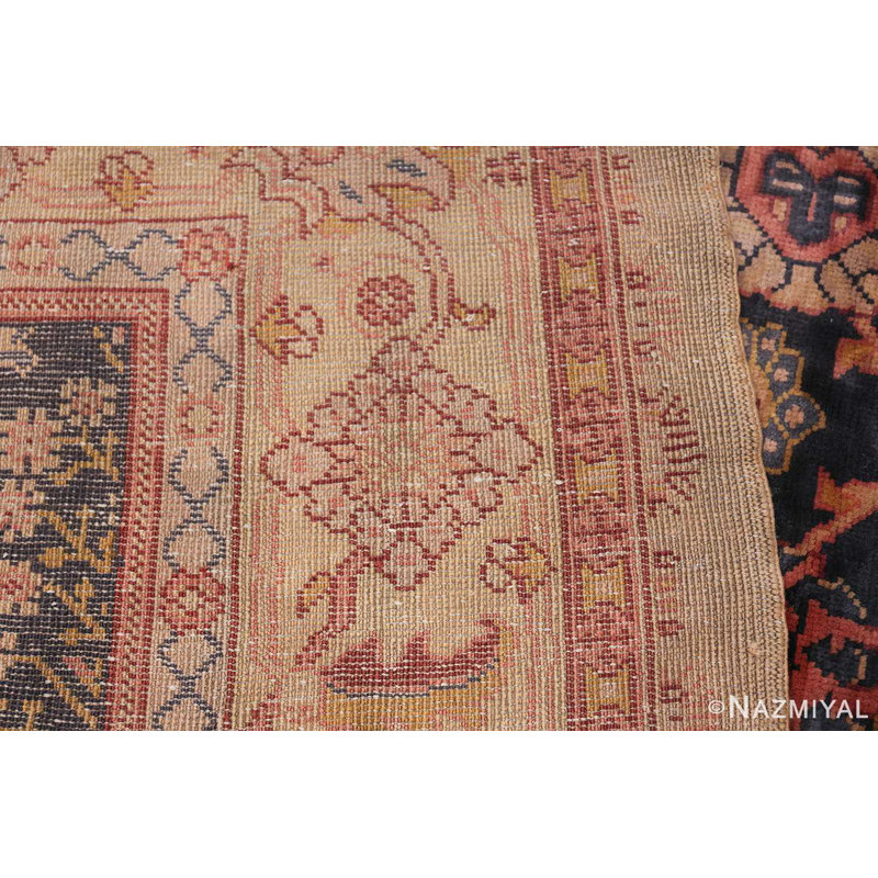 Tapis antique dans un vase