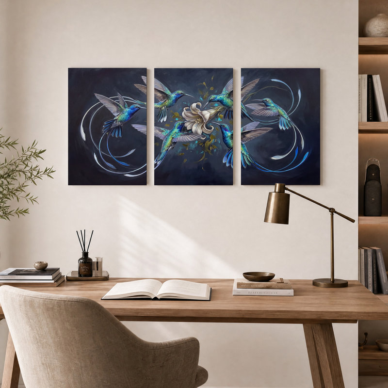 Colibri irisé bleu autour de fleurs crème, ensemble de 3 toiles, H 18 po x l 12 po x 3 pièces