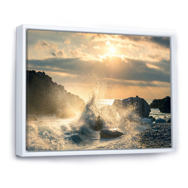 Grande vague frappant le rocher à la plage - photographie sur toile, H 24 po x l 32 po, Cadre flottant blanc