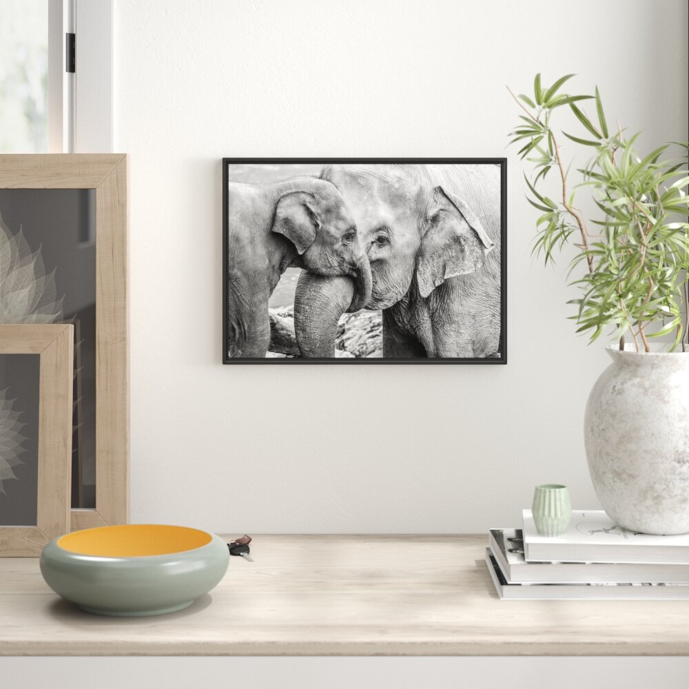 Gerahmtes Wandbild Elefantenmutter mit Kalb B&W