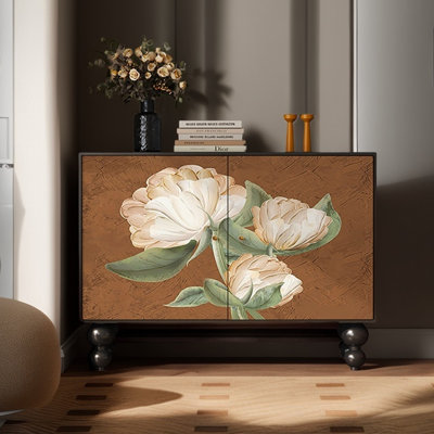 Armoire en bois décorée dans un style français