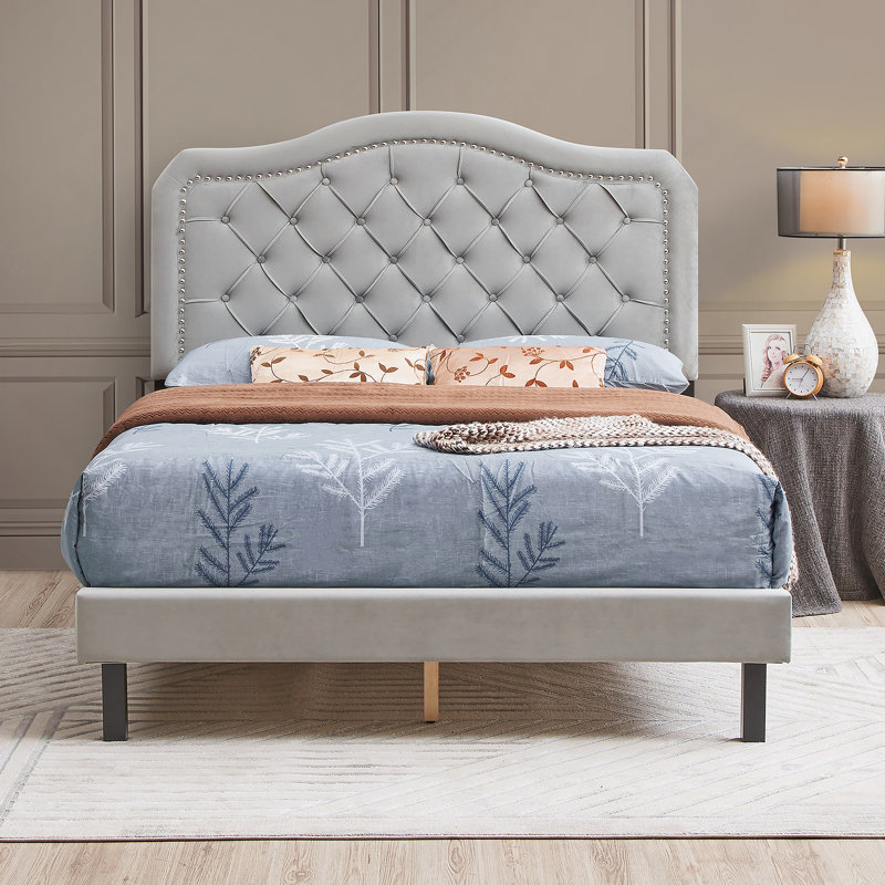 Lit rembourré avec capitonnage à boutons, forme courbée et lattes en bois massif pour une expérience de sommeil confortable et durable