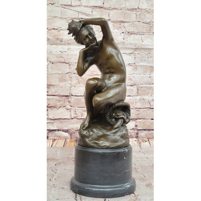 Femme nue assise sur un panier de poissons, début du 20e siècle par Carpeaux
