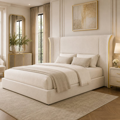 Lit plateforme capitonné Granborough à oreilles, avec tête de lit rembourrée surdimensionnée, tissu chenille doux et garniture métallique décorative.
