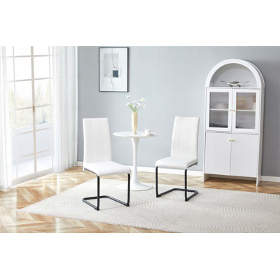 Chaises de salle à manger modernes en polyuréthane à haut dossier avec des pieds en métal robustes et un revêtement confortable pour la cuisine ou le salon