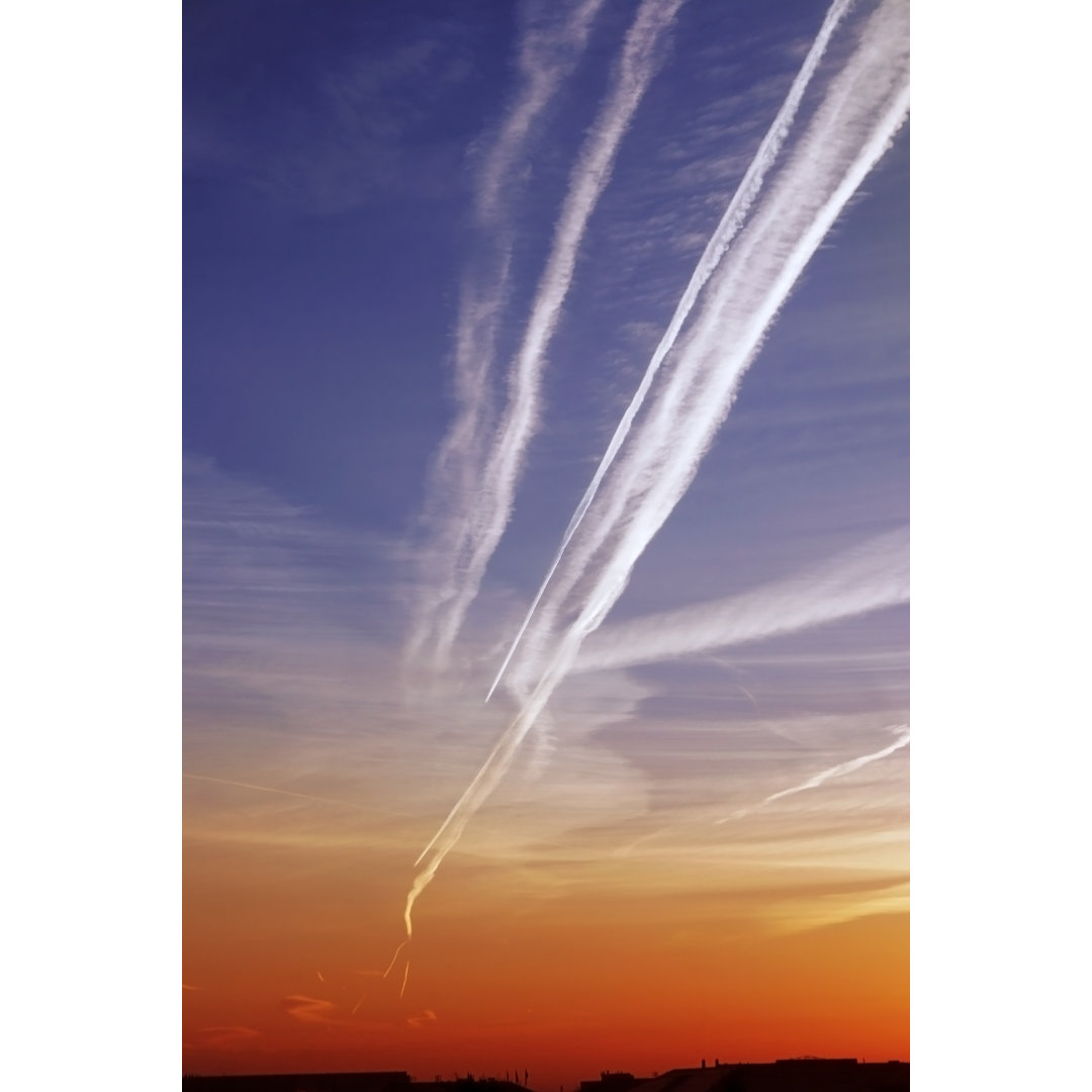 Kondensstreifen im Sonnenaufgang