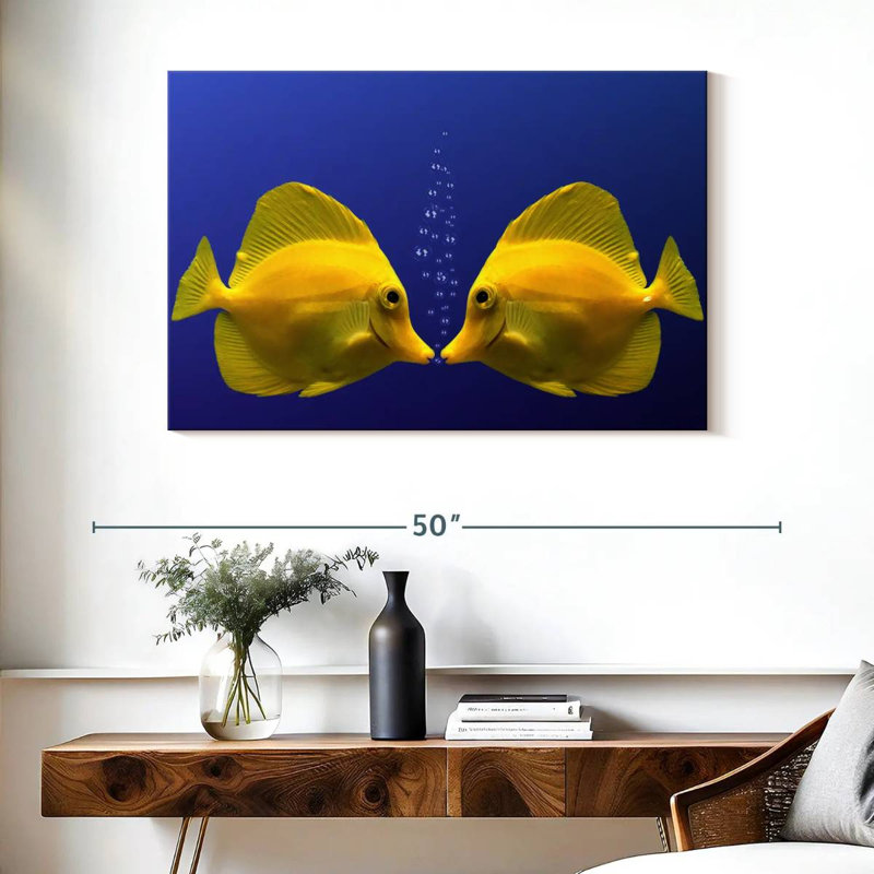 Brampt embrassant un poisson jaune, H 26 po x l 39 po
