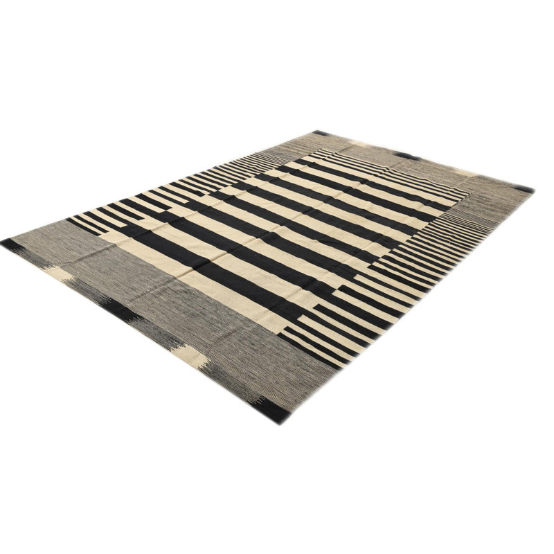 Tapis noir et blanc 6 x 9 Petrella