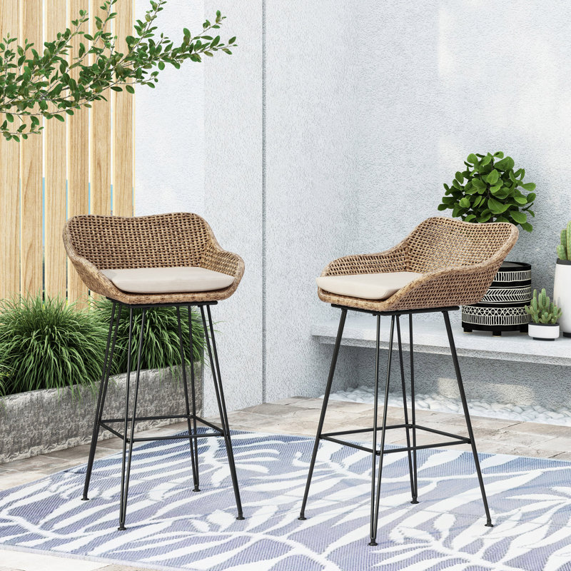 Tabourets de bar 29,25 po en osier et fer à dossier bas brun clair avec coussin beige (ensemble de 2)