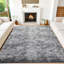 Tapis gris clair à poils longs-392077876
