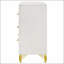 La commode de chambre blanche à 6 tiroirs Chesney avec bordure dorée allie un design élégant et un grand espace de rangement pour les chambres raffinées.