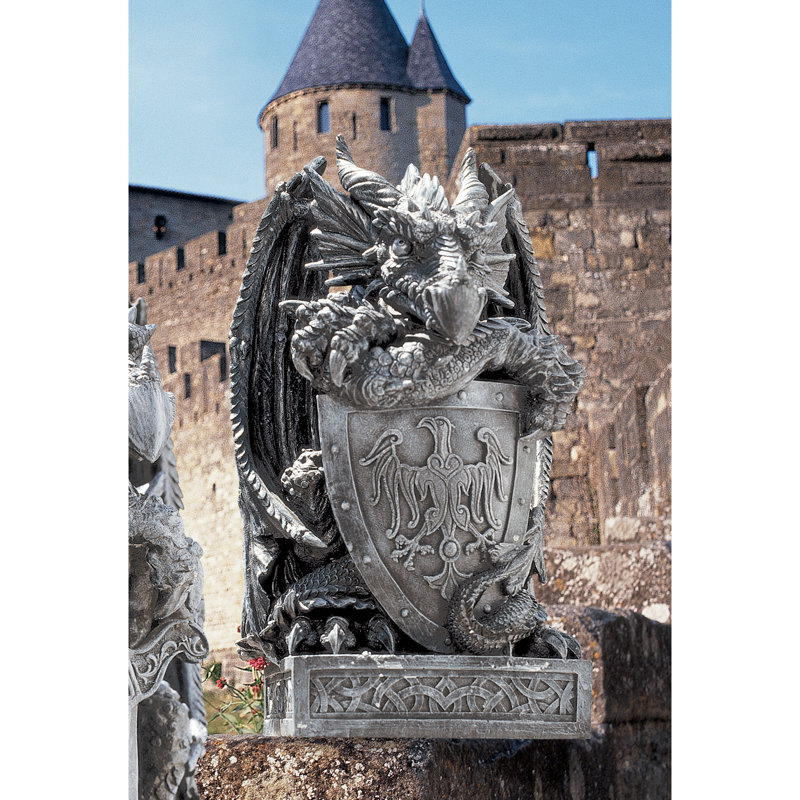 Statue de bouclier de dragon arthurien