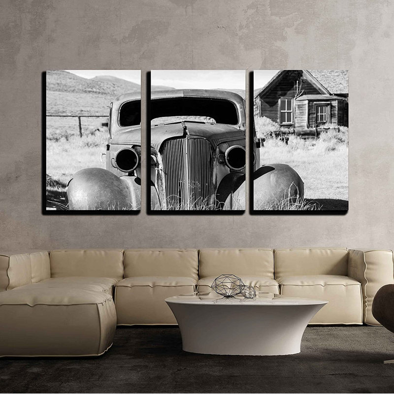 Vieille voiture abandonnée en noir et blanc a vu des jours meilleurs - 3 pièces, impression sur toile tendue