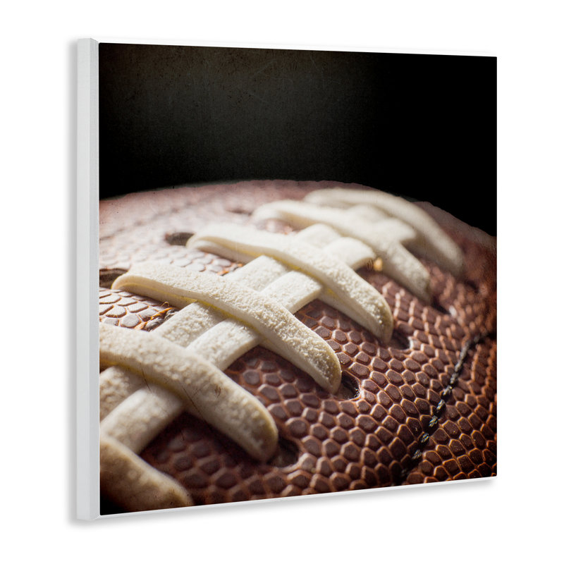Gros plan sur un ballon de football, plaque murale noire, design par Kim Allen