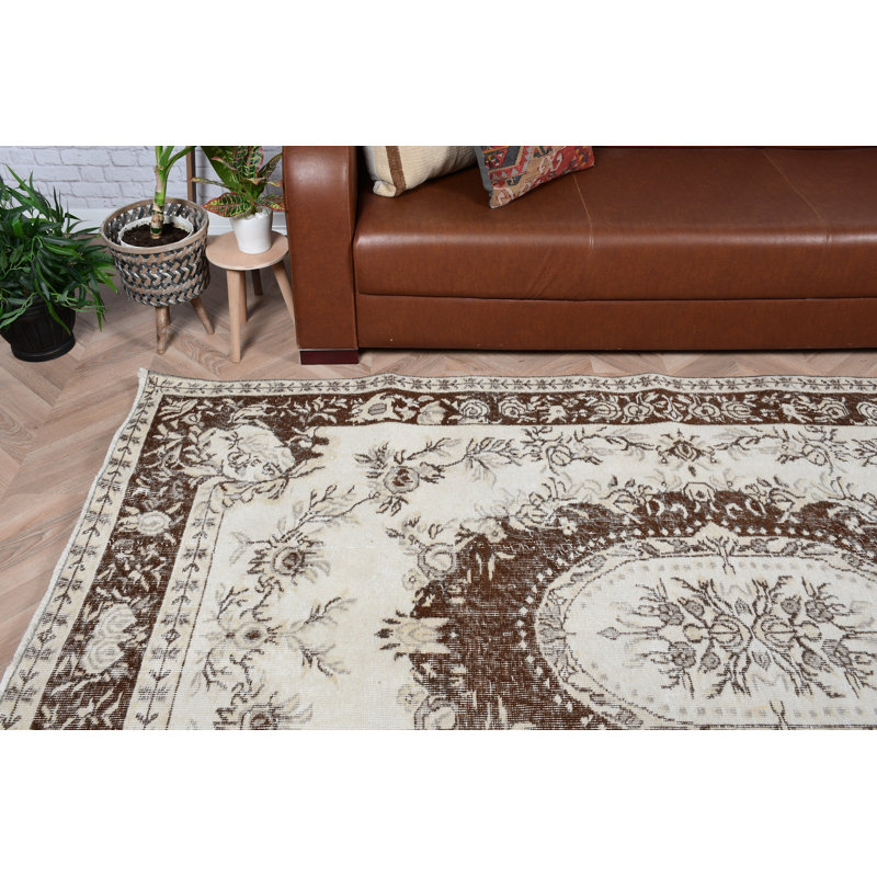 Élégant tapis turc à motif floral brun et crème parfait pour rehausser l'esthétique de votre salon