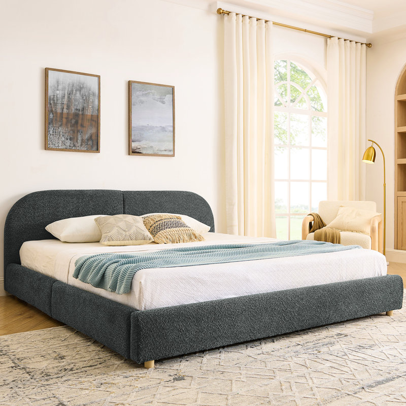 Très grand lit gris foncé avec tête de lit haute incurvée unique, conception simple et moderne et rangement de tiroir pour une chambre à coucher minimaliste, espace fonctionnel à 4 roues