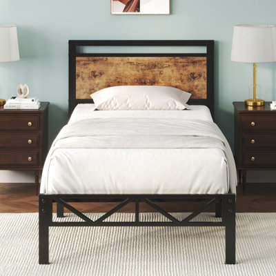 Structure de lit simple avec tête et pied de lit, lit plateforme robuste en métal facile à installer, support antidérapant et silencieux, aucun sommier nécessaire avec rangement sous le lit, mobilier de chambre à coucher moderne, noyer