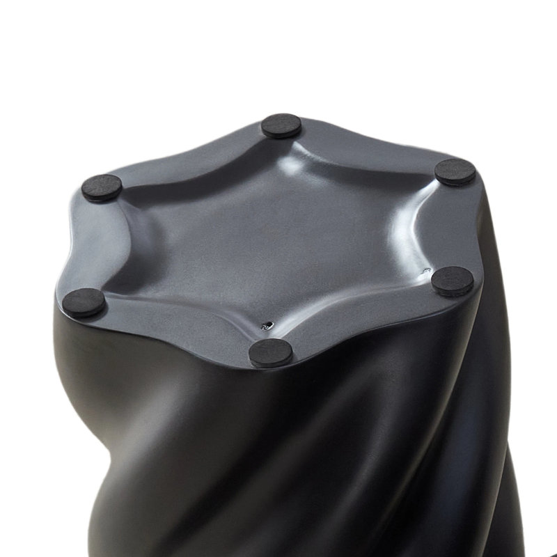 Table d'appoint en fibre de verre en forme de pétale de 45 cm (17,7 po), table sculpturale noire pour salon ou chambre.