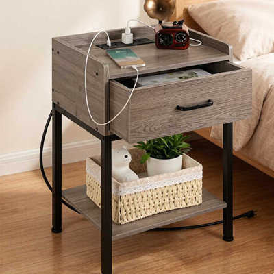 Table de chevet moderne avec station de charge, table d'appoint à 2 niveaux avec tiroir et tablette ouverte, port USB, finition chêne gris