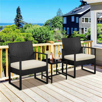 Ensemble de meubles de patio 3 pièces Bowmore avec chaises rembourrées en rotin et table en métal