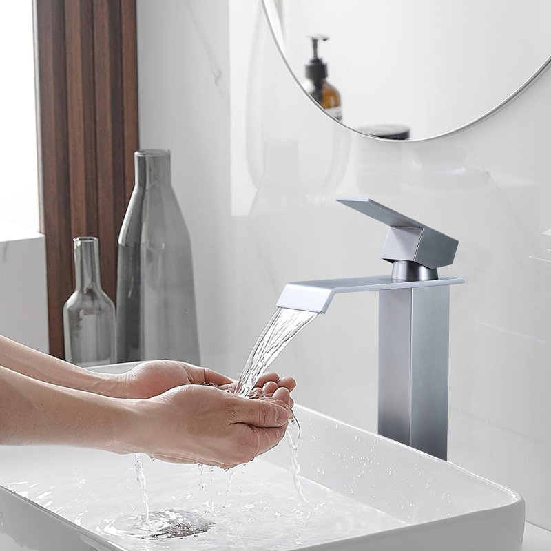 Single-handle Bathroom Faucet with Drain Assembly, Matte Black