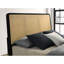 Cadre de lit très grand Eastern en noir, tissé, éléments glamour, coins arrondis pour le décor de la chambre à coucher avec style bord de mer moderne, pieds dorés, bordures