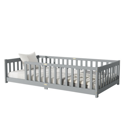Lit simple au sol avec clôture et barrières de sécurité - Lit en bois d'hévéa pour enfant, robuste et peu encombrant, gris
