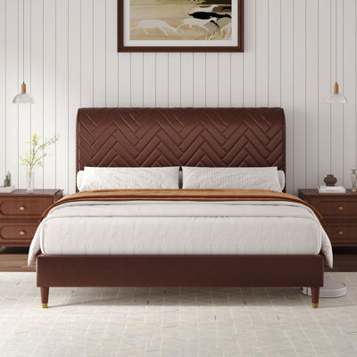 Lit plateforme tapissier avec tête de lit-bateau, coutures à chevrons et garniture cloutée, aucun sommier nécessaire
