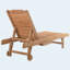 Chaise longue de piscine d'extérieur à aspect bois rouge avec roulettes intégrées à lattes