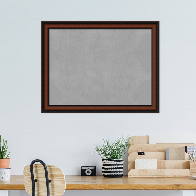 Tableau magnétique encadré étroit noyer de Chypre, H 21 po x l 27 po