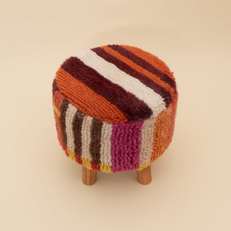 Tabouret d'appoint carré de 40 cm en laine shaggy de Nouvelle-Zélande avec pieds en bois de manguier, pouf multicolore capitonné à la main
